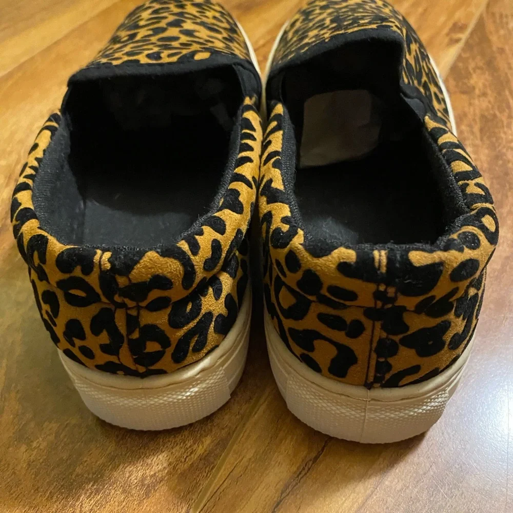 Leopard Print Slip-on Shoes - Picture 5 of 12